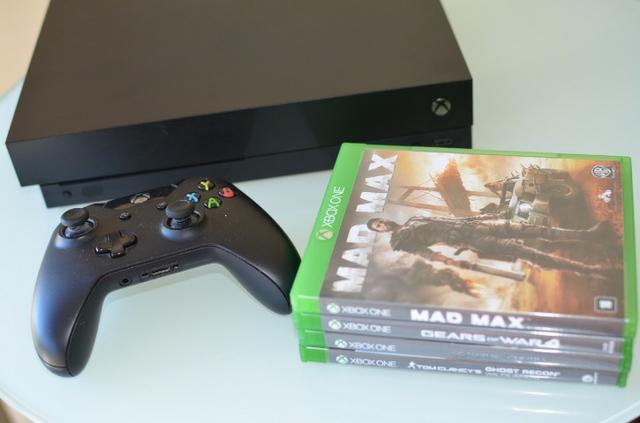 Xbox One X 4K 1TB + 2 controles + 1 jogo