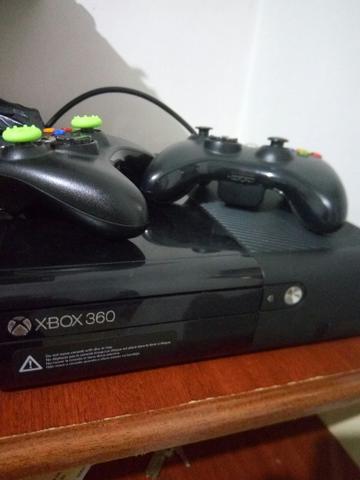 Xbox Super Slim, 2 controles, fonte, cabo de controle, cabo