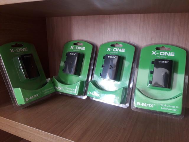 Bateria e cabo carregador p controles Xbox one