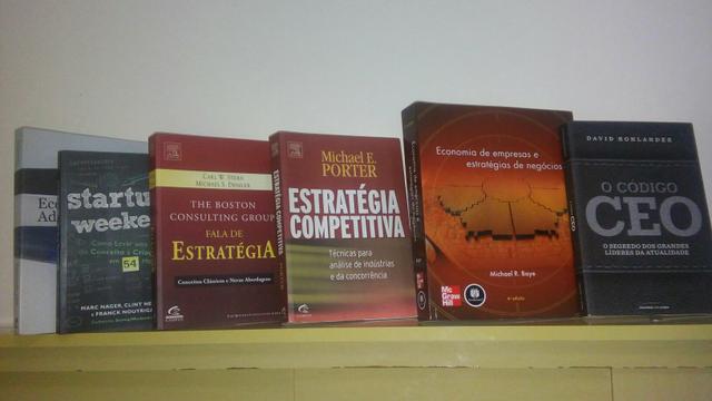 Livros de Economia e Administração.