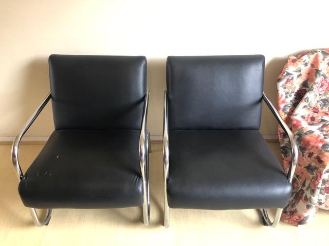 Duas Cadeiras Pretas + Metal