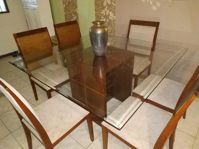 Lindíssima mesa de vidro vom 6 cadeiras acolchoadas