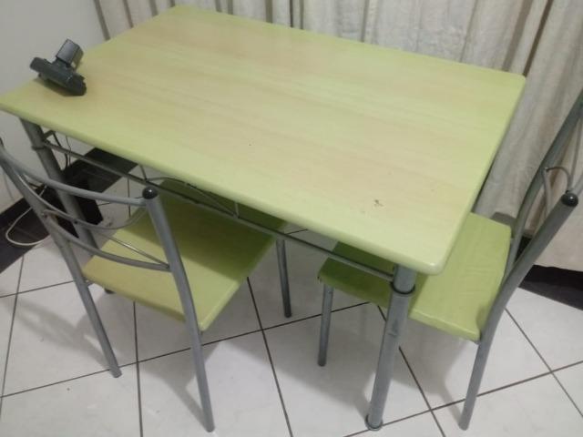 Mesa com 2 cadeiras