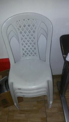 Mesa e cadeiras de plastico