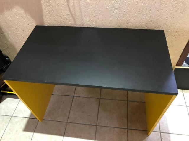 Mesa planejada preto com amarelo