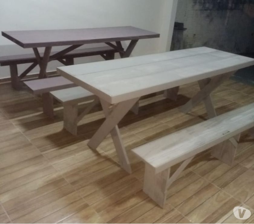 Mesas e bancos de madeira conjunto