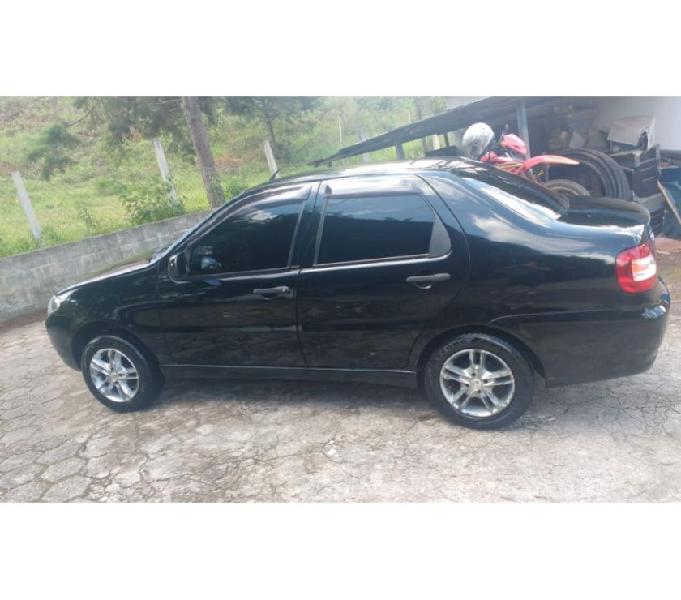 Vende-se um carro FIAT Siena Celebration 1.0, ano 2012.