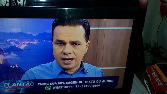 Vendo uma televisão LCD conversor entregando HDMI porde usa