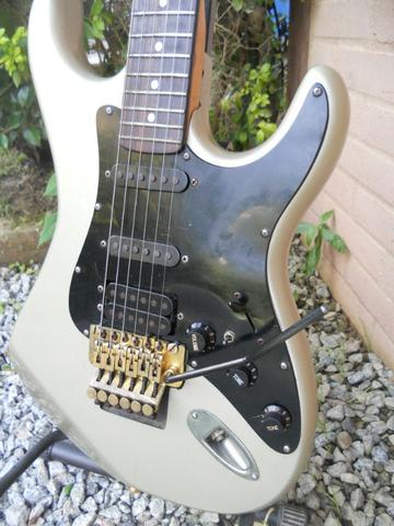 Guitarra Kramer 300 ST (década de 80)