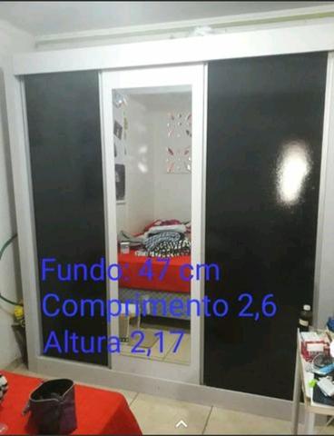 Lindo guarda-roupa 3 portas de correr