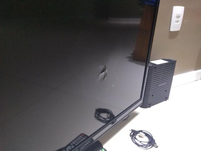 Tv led 42 polegadas com a tela danificada!!
