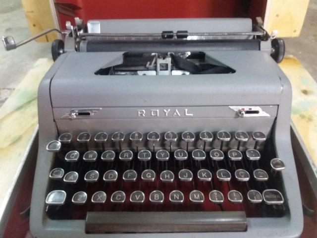 Maquina de escrever royal antiga