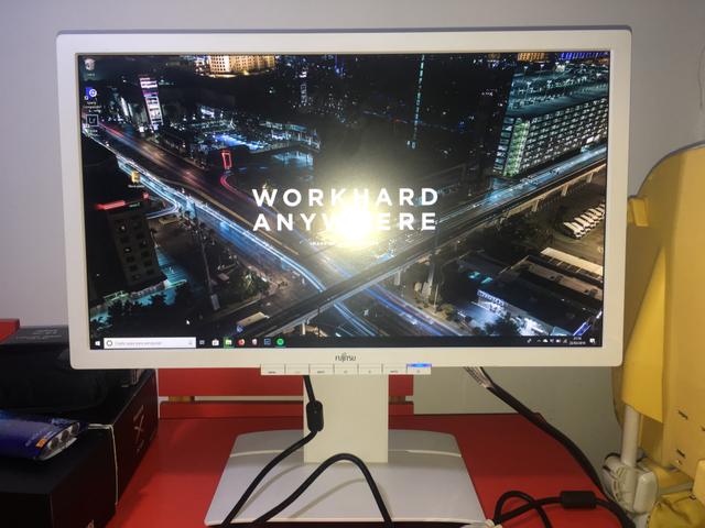 Monitor LCD Fujitsu 23?