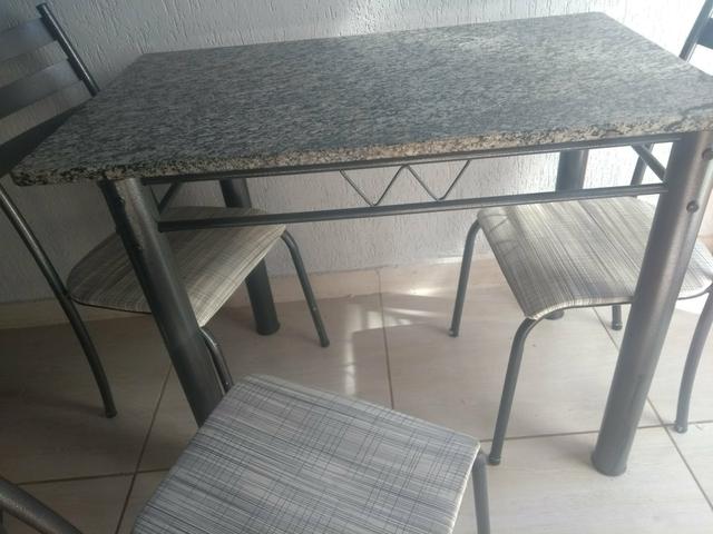 Mesa com 4 cadeiras