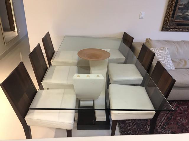 Mesa com seis cadeiras