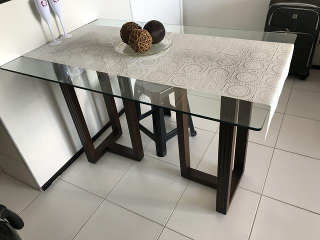 Mesa de vidro com base de madeira