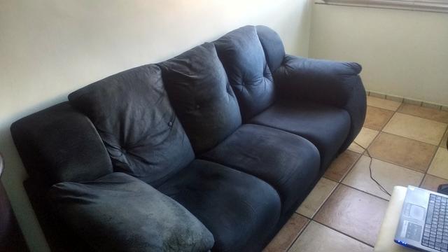 Vendo sofá 3 lugares em suede preto usado em bom estado