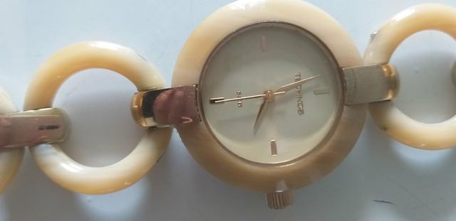 Relógio Technos na caixa com pulseira de porcelana
