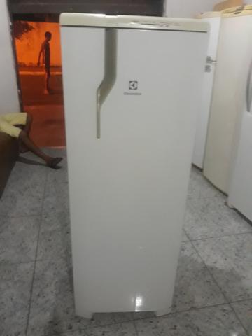 Geladeira Electrolux muinto bem conservada