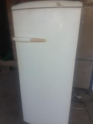 Vendo geladeira 280 litros