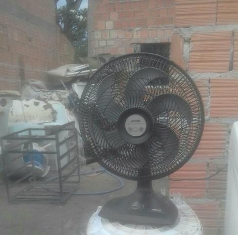 Vendo um ventilador 80 reais