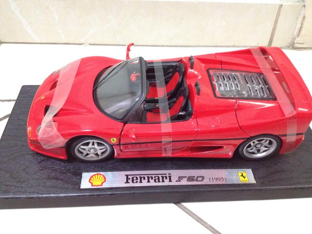 Carro Ferrari F miniatura colecionador