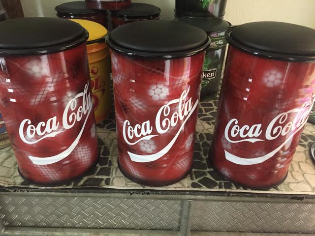 Coca Cola Banquetas customizadas feita com tambor, chamar no