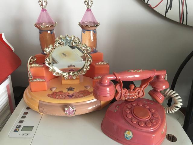 Gaveteiro e telefone das princesas