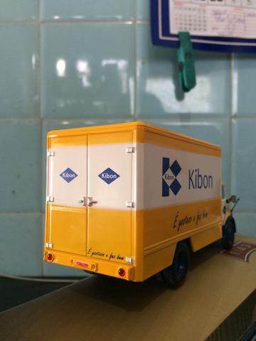 Miniatura caminhão Mercedes  Kibon