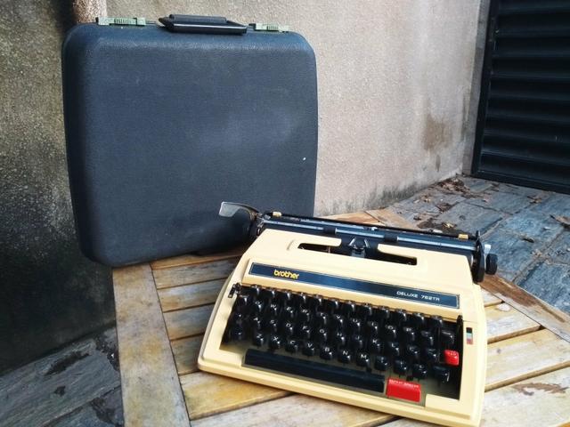 Modelo B.Deluxe ano  Máquina de escrever antiga