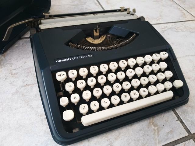 Modelo Olivetti Lettera azul marinho Máquina de escrever