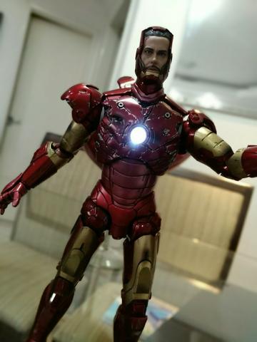 Hot Toys - Iron Man (Mark 3 Battle Damaged Edition)