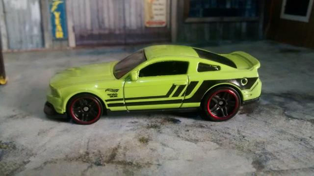 Hot Wheels 12 ford mustang 302