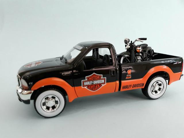 Miniatura Ford PICKUP F + Moto Harley-Davidson.