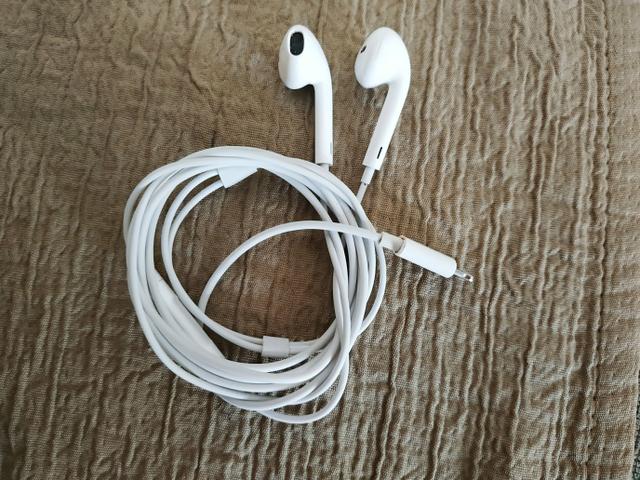 Apple EarPods Fones de Ouvido - com Conector Lightning -
