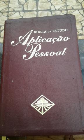 Vende-se uma Bíblia de estudo aplicação pessoal 