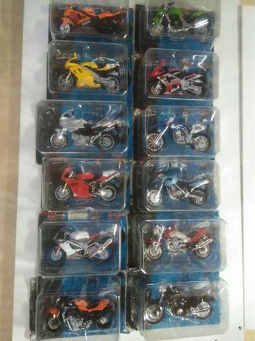 Coleção de 12 motos Maisto 1:18 metal e plástico