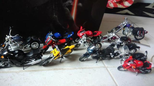 Coleção de 12 motos em miniatura Maisto mais 1 harley em