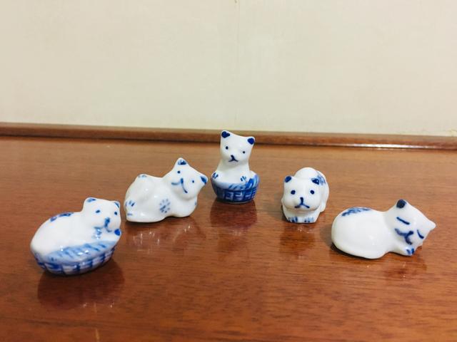 Miniatura de gatos em porcelana chinesa