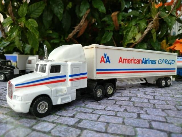 Vendo Miniatura Caminhão Americano com Carreta Baú