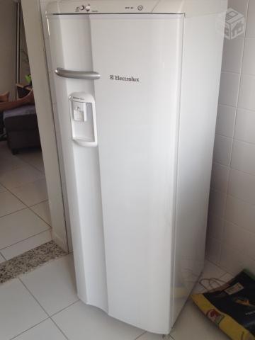 Geladeira electrolux 300 litros com dispensa de agua na