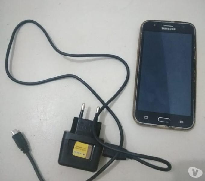 Galaxy J5 com capinha, carregador e cabo usb