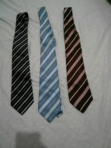 Lindo terno completo com tres gravatas todos de grife