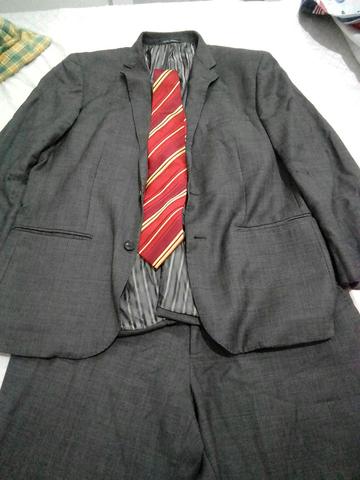 Um terno completo da marca Aramis com gravata velmond