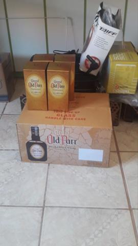 Caixa lacrada de uisque old parr