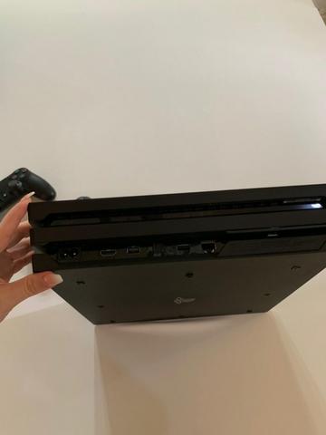 PlayStation 4 PRO 1TB e duas manetes