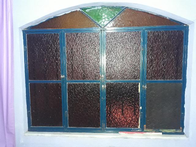Janela Colonial de ferro com vidros coloridos