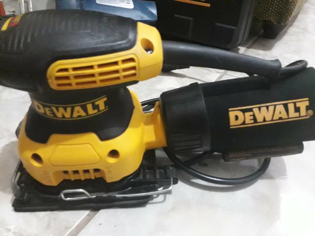 Lixadeira Orbital Dewalt