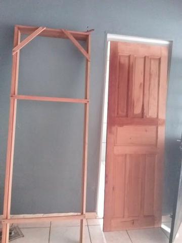 Porta de madeira com aduela.70cm nova
