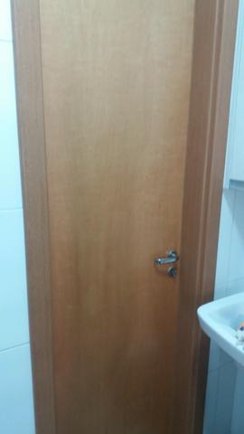 Vendo linda porta de madeira novíssima!